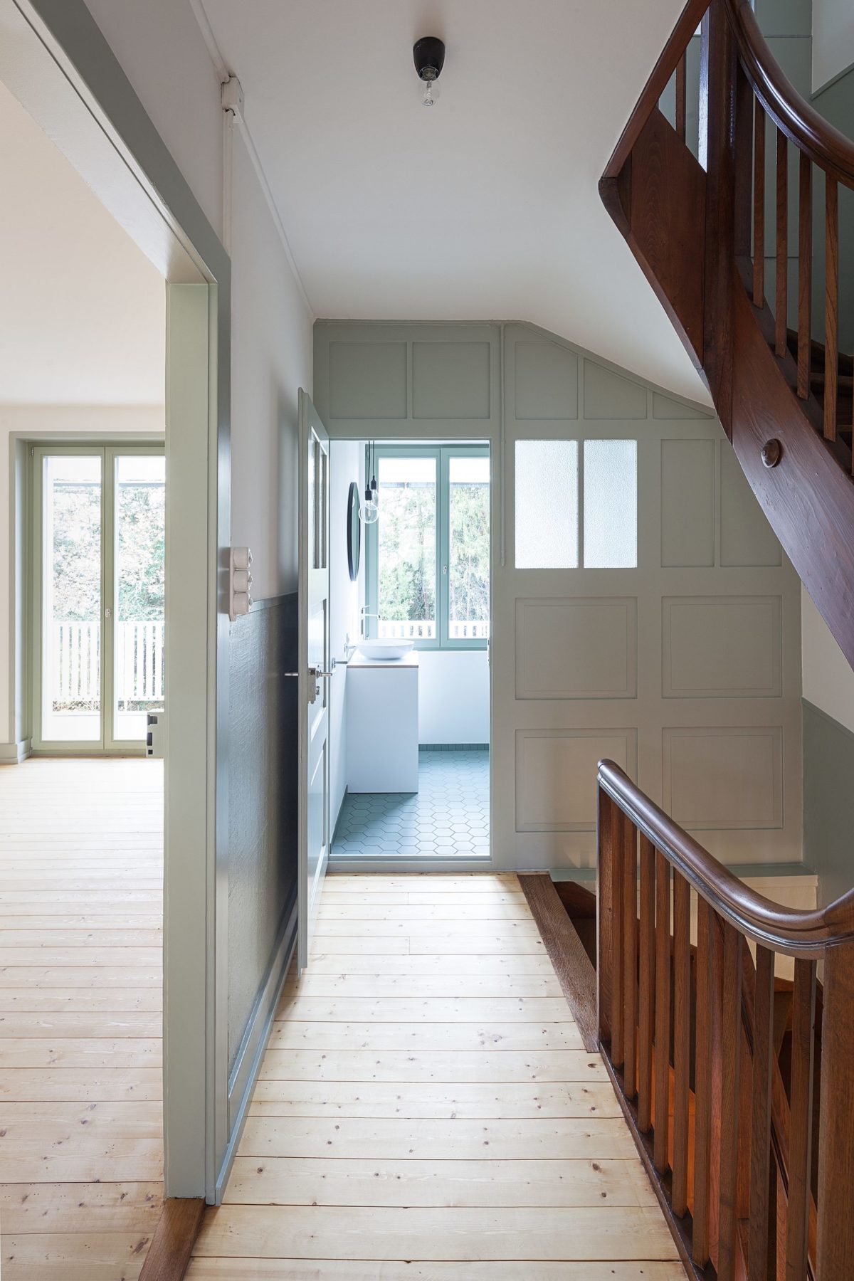 einfamilienhaus-basel-innenausbau-nachhaltig-bad-huerzeler-holzbau-treppe