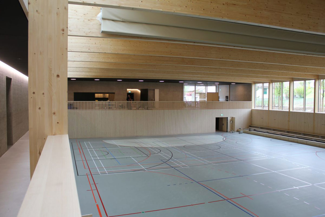 huerzeler-holzbau-tunrhalle-magden-holz-innenraum-sport