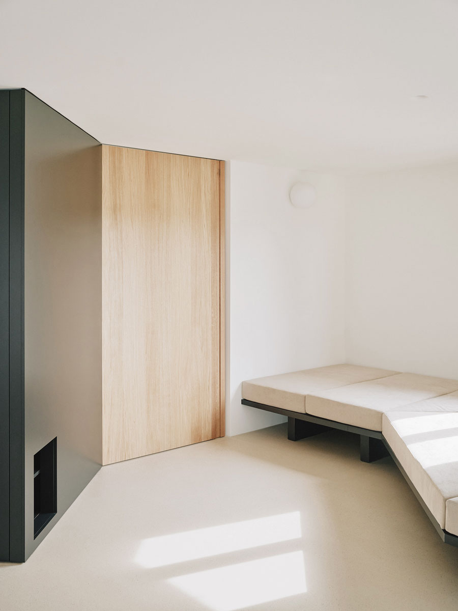 huerzeler-holzbau-therwil-wohnhaus-wohnzimmer-moebel-wandschrank