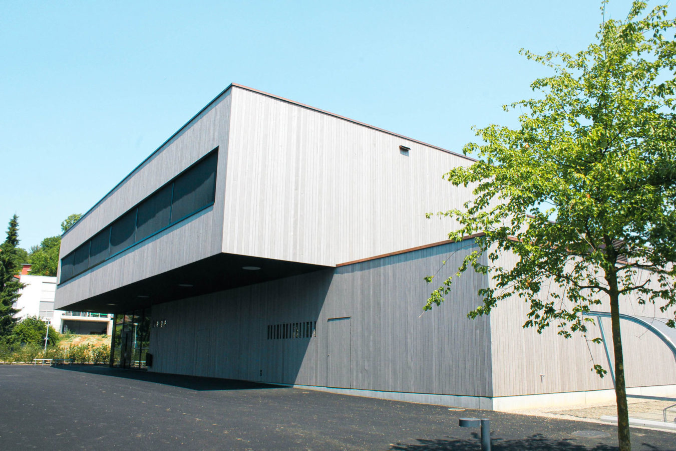Turnhalle von aussen mit grauer Holzfassade