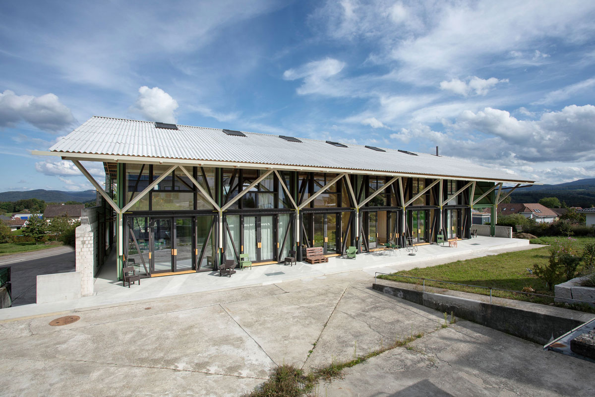 Renoviertes Bauernahaus aus Holz mit Welldach